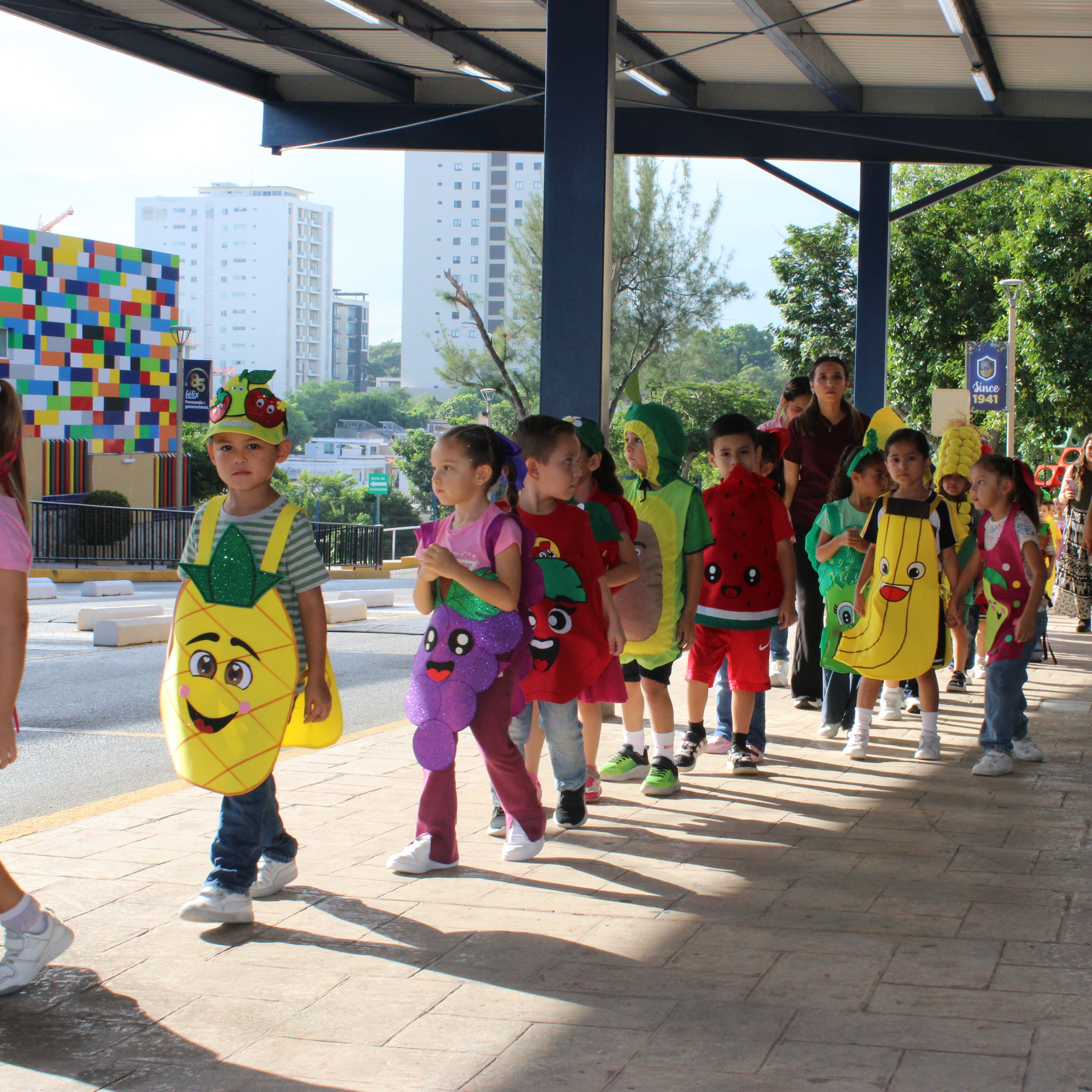 El Desfile de las frutas y verduras más lindas del mundo🥰
Acompañemos a nuestros niños a vivir y conocer la importancia de una rica y sana alimentación.
#Preescolar #Desfile #FrutasyVerduras #EducandoEnValores